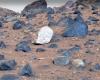 Misteriosa roca blanca fotografiada en Marte