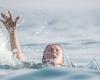Dos jóvenes corren el riesgo de ahogarse en el mar frente al baño Marisol en Marina di Ravenna: salvados por dos valientes nadadores