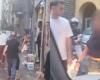 Locura en Nápoles: familia con niños agredida en el coche por pedir respetar el sentido de circulación – El vídeo