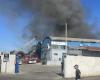 Via Tiburtina – Algunas naves industriales en llamas: las explosiones en el interior desencadenan investigaciones