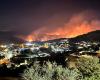 Namibia, incendios forestales en Windhoek: los bomberos trabajan para apagar las llamas