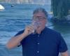 Gastroenteritis en Garda, el desafío del alcalde que bebe del lago: «¡Salud!». Se burló de él en las redes sociales: «A ver qué pasa después» – El vídeo